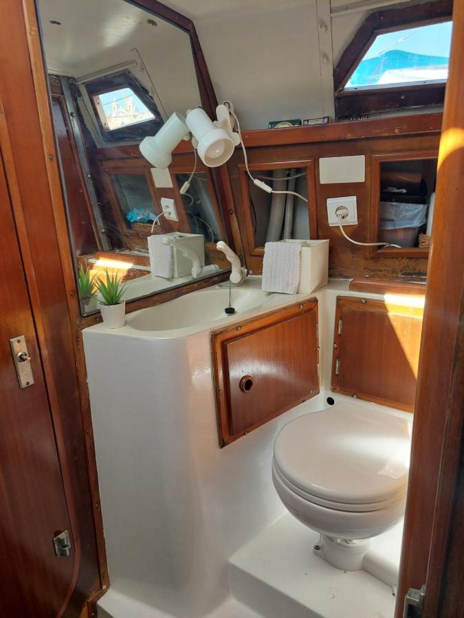 Lisbon Cosy Boat Hotel Bagian luar foto