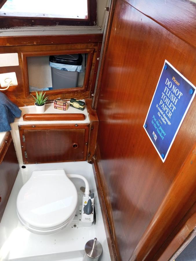 Lisbon Cosy Boat Hotel Bagian luar foto