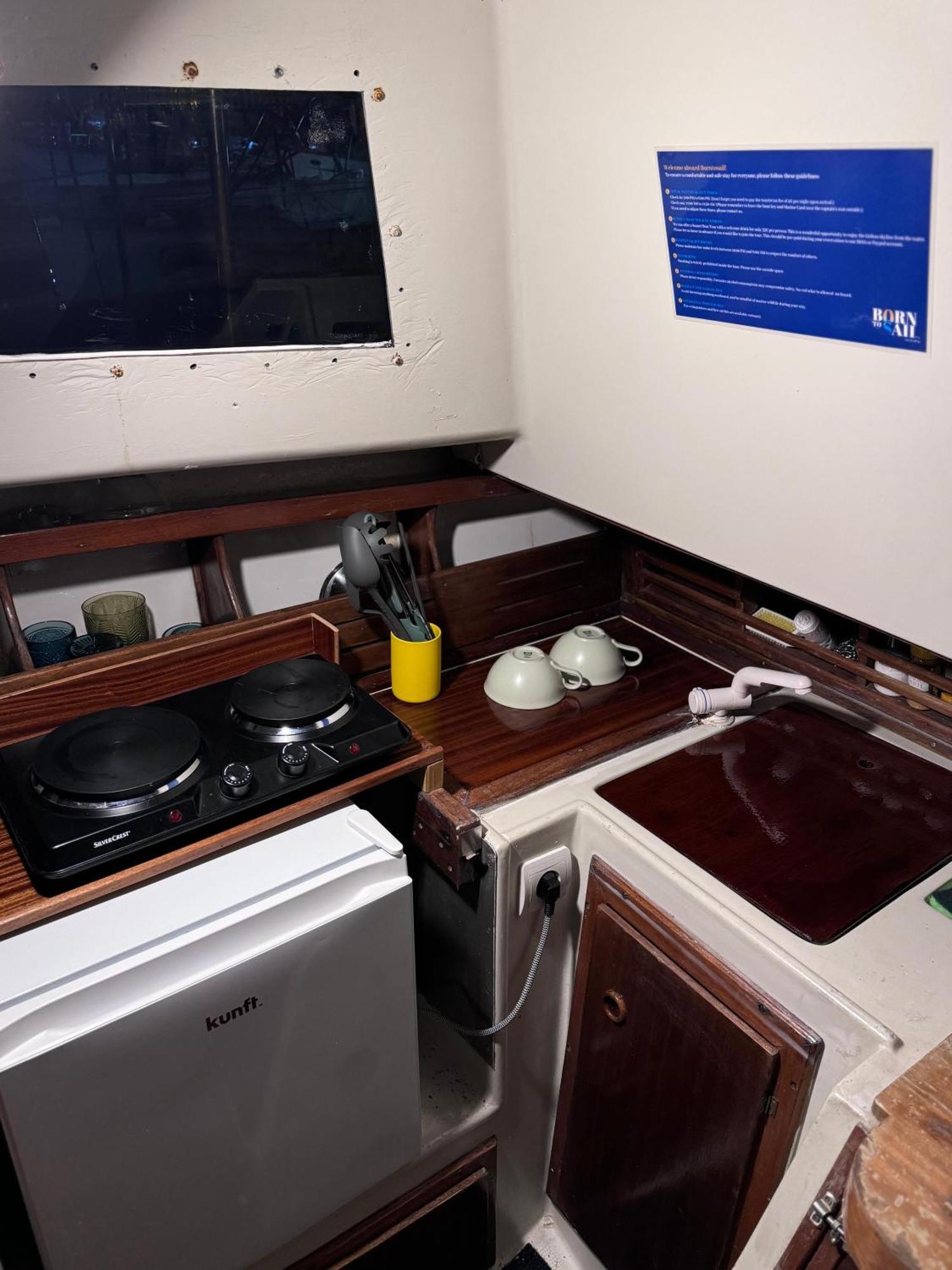 Lisbon Cosy Boat Hotel Bagian luar foto